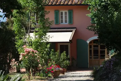 Image de Yorkie Cottage à Lucca dans le parc d'une maison historique