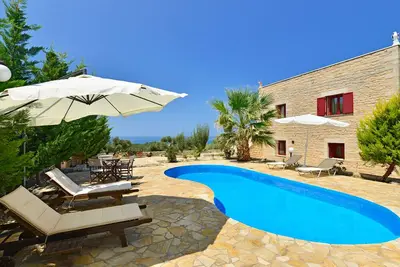 Image de Une villa avec piscine privée et vue panoramique mer et montagne