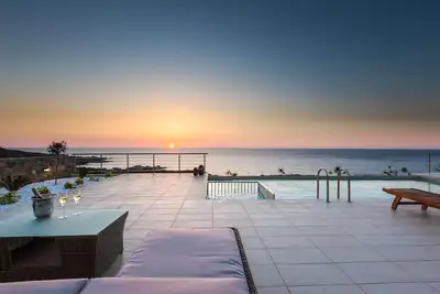 Image de Luxe et élégance dans une nature préservée avec des couchers de soleil à couper le souffle