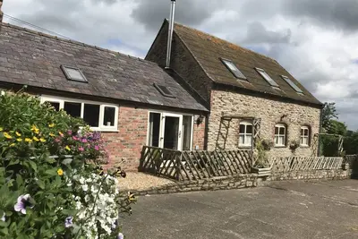Image de Maison de la conversion de la grange de Harry, lit suite de 3 en- et poêle à bois contemporain, vue