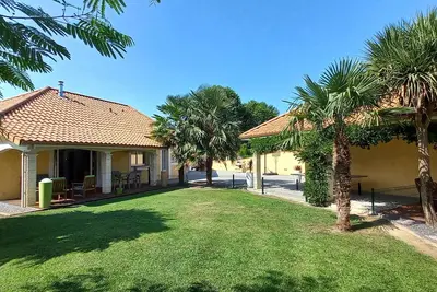 Image de Maison de vacances style provençal avec piscine chauffée et terrain de pétanque.