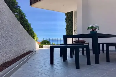 Image de Nouvel appartement avec terrasse donnant sur le golfe à 200 mètres de la mer.