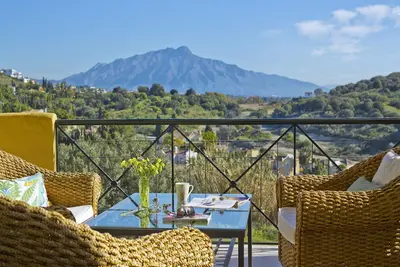 Image de Marbella Appartement 2 chambres. Vues sur la montagne et l'océan, plage, golf, magasins à proximité