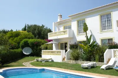 Image de Belle appartement de 2 chambres avec grande piscine dans le jardin privé et vue sur mer