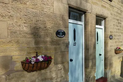 Image de Belle Stone Cottage traditionnel, très bien situé, à proximité des plages et des Châteaux.