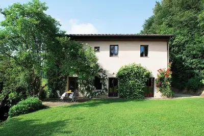 Image de Villa avec piscine privée et jardin, niché dans le paysage toscan