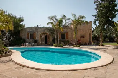 Image de Endroit paisible à Wardija près de St Pauls Bay - Grande piscine et vastes jardins