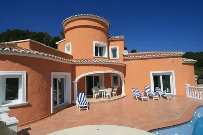 Image de Presque nouvelle villa dans une belle région de Javea