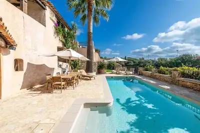 Image de Luxueuse villa médiévale avec grand jardin, piscine et superbe vue mer