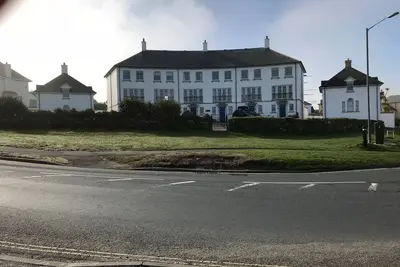 Image de Maison de ville avec vue sur la plage, vue sur la mer, à 5 minutes de la plage, wifi gratuit, adapté aux familles et aux animaux domestiques