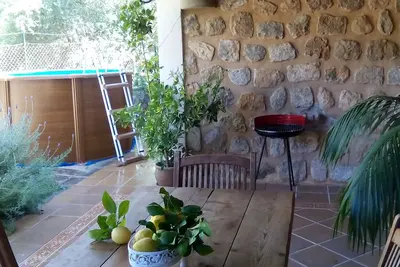 Image de belle maison en pierre. piscine et jacuzzi, air conditionné. , 5 minutes du centre