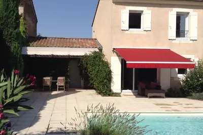 Image de Maison moderne bien aménagée avec piscine chauffée et à quelques minutes à pied du centre-ville.