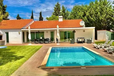 Image de Villa à 4 min de la plage. Grand jardin avec piscine privée.