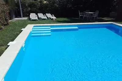 Image de Maison individuelle avec un grand jardin et une immense piscine