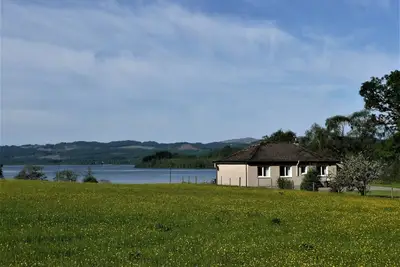 Image de Belle vue sur le Loch Awe, les collines et les champs - Cascade à proximité - face sud