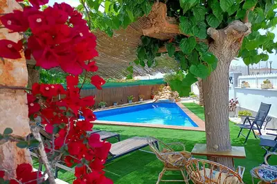 Image de Villa traditionnelle avec piscine privée sur la côte Dorada