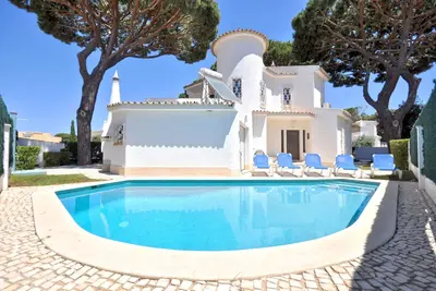 Image de Residential cul-de-sac walking distance to centre, private pool, free A\/C & wifi