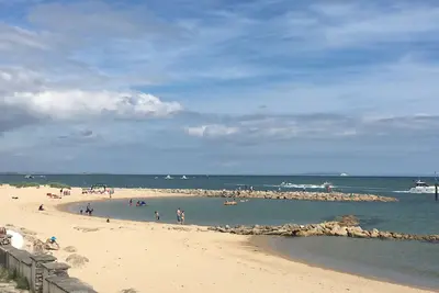 Image de Sandbanks Holiday Home Poole 5 minutes walk to the Beach\nSleeps 8/9