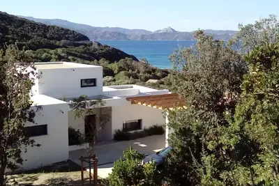 Image de Maison d'architecte, à 50 mètres d'une plage de sable blanc, splendide vue mer