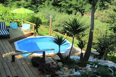 Image de Dans les collines. Partie d'une villa mitoyenne avec piscine et vue sur la mer.