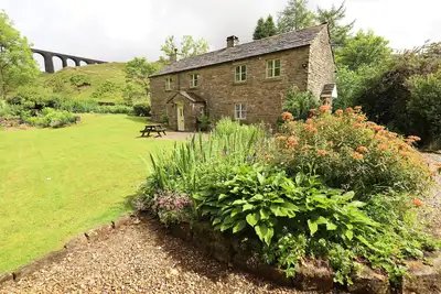 Image de Magnifique maison individuelle dans un endroit paisible dans le village de Cowgill