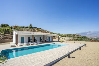 Image de Maison Vayavista. chalet fantastique avec piscine.