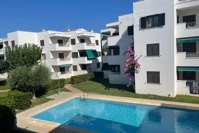 Image de L'escala: Bel appartement, très confortable, terrasse, piscine, cours de tennis,