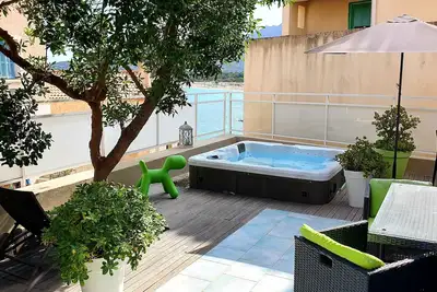 Image de villa  accès privé mer 10 mètres de la plage.