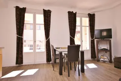 Image de Appartement de 3 chambres élégant avec balcon dans le coeur de Cannes