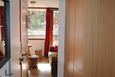 Image de T2 refait à neuf avec charme à proximité des commerces et pistes - avec services