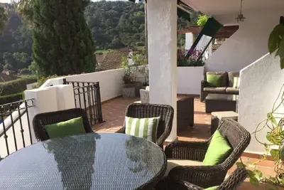 Luxe 2 chambres, 2 salles de bains appartement à Benahavis Village- piscine et vues