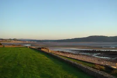 Image de Lodge en bord de mer exclusif avec vue panoramique sur la mer et accès à la plage.