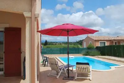 Image de Maison moderne dans un cul-de-sac. Piscine privée.