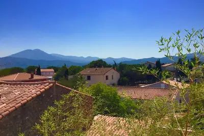 Image de Belle maison d'époque de village spacieuse avec piscine et wifi