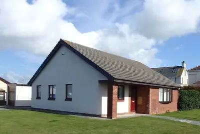 Image de Bungalow moderne de 3 chambres dans un endroit calme et à 10 minutes à pied de la plage