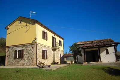Image de Maison de campagne caractéristique, avec piscine et vue imprenable sur les montagnes
