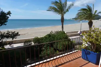Image de Offre de juillet! ! Charmante villa en front de mer avec terrasses ensoleillées