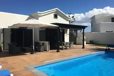 Image de Belle villa individuelle de 2 chambres dans le quartier populaire de Faro Park Ă Playa Blanca