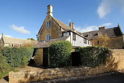 Cloisters Cottage à Bourton-sur-l'eau avec parc hors route pour deux voitures