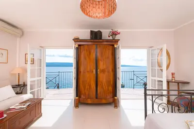 Image de Villa en bord de mer Aestas avec vue imprenable \/ 5 chambres, 6 salles de bains, 12 + 2 personnes