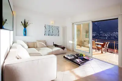 Élégant appartement avec vue sur le lac et jardin