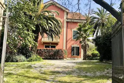 Image de Portion de villa Liberty avec jardin Ă 200m de la mer et du centre de Silvi