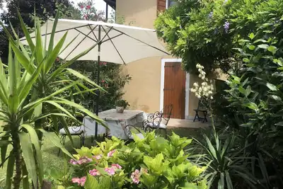 Élégante maison de fleurs rustique avec grand jardin