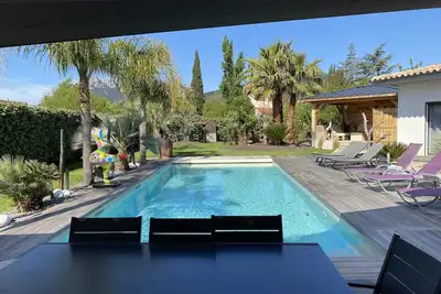 Image de Jolie Villa  Contemporaine Avec Piscine Chauffee Et Jardin