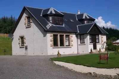 Image de Belle maison moderne avec vue imprenable sur les forêts de pins sur les collines