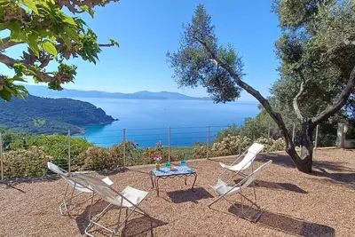 Image de Villa vue mer panoramique, grande terrasse et jardin méditerranéen, au calme.
