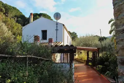Image de Maison Gianpa. Dans la verdure du parc à 5 km de la mer de Cefalù