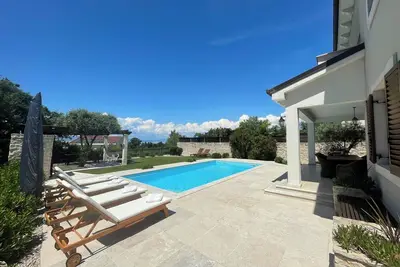 Villa avec piscine chauffée, belle vue sur la mer, au-dessus de Malinska