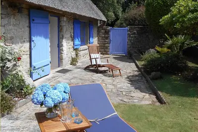Image de Belle Chaumière avec jardin clos, proche de la Mer Blanche.