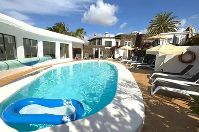 Image de Grande Villa de luxe dans un endroit idéal bain à remous, A \/ C, Table de billard, tennis de table, Wifi,